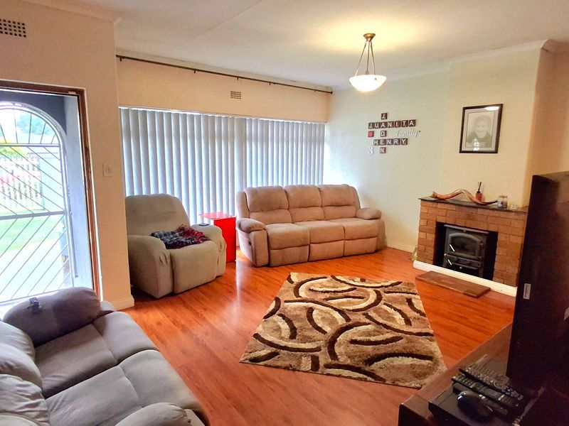 Lovely Family Home with Entertainment Area & 2-Bedroom Flatlet in Vaal Park - Photo 2