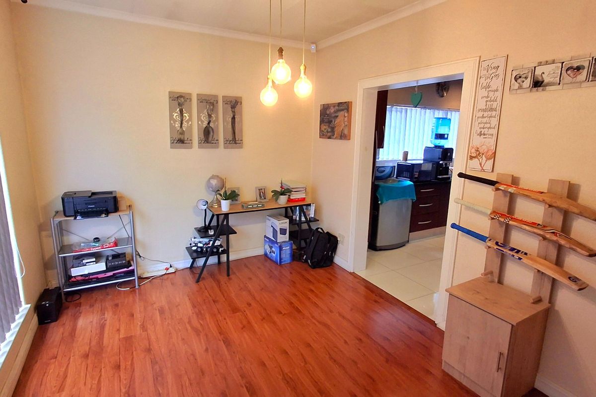 Lovely Family Home with Entertainment Area & 2-Bedroom Flatlet in Vaal Park - Photo 3