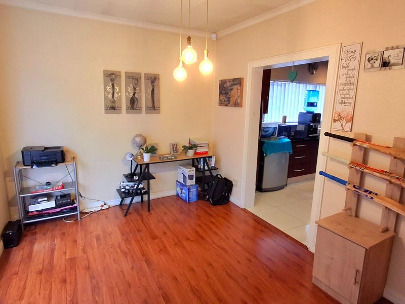 Lovely Family Home with Entertainment Area & 2-Bedroom Flatlet in Vaal Park - Photo 3