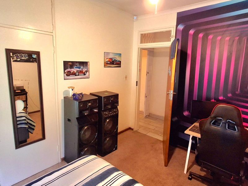 Lovely Family Home with Entertainment Area & 2-Bedroom Flatlet in Vaal Park - Photo 10