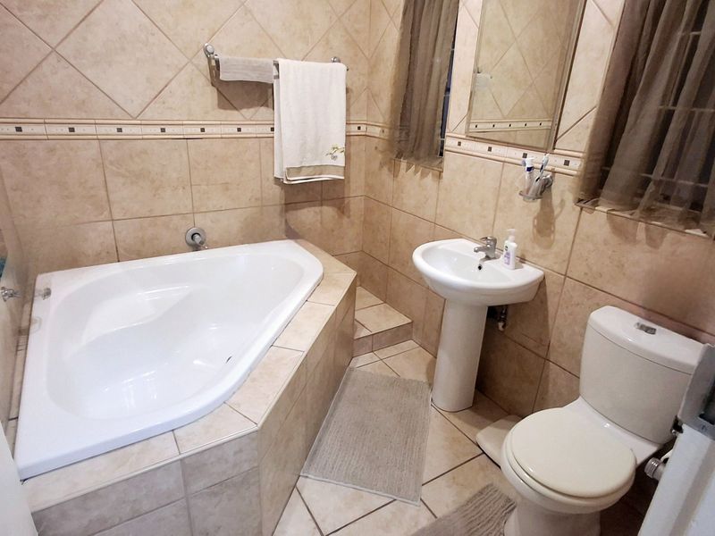 Lovely Family Home with Entertainment Area & 2-Bedroom Flatlet in Vaal Park - Photo 8