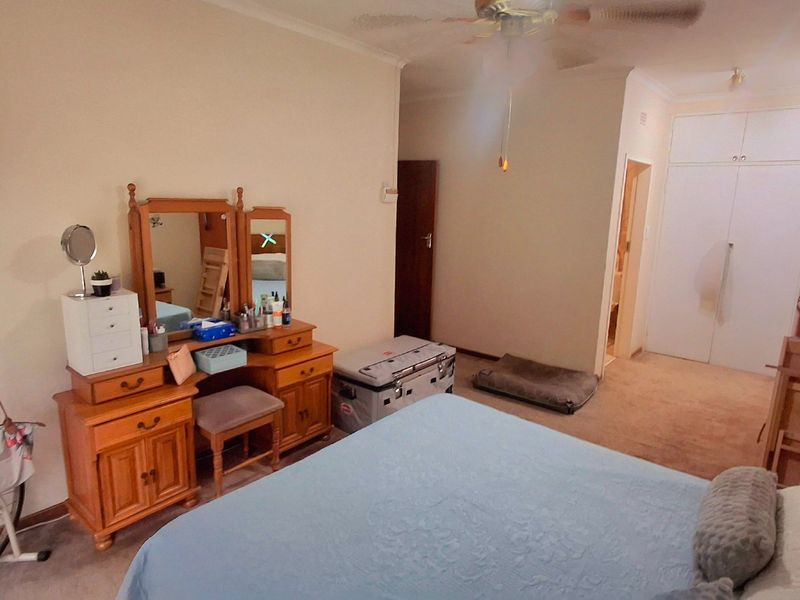 Lovely Family Home with Entertainment Area & 2-Bedroom Flatlet in Vaal Park - Photo 7