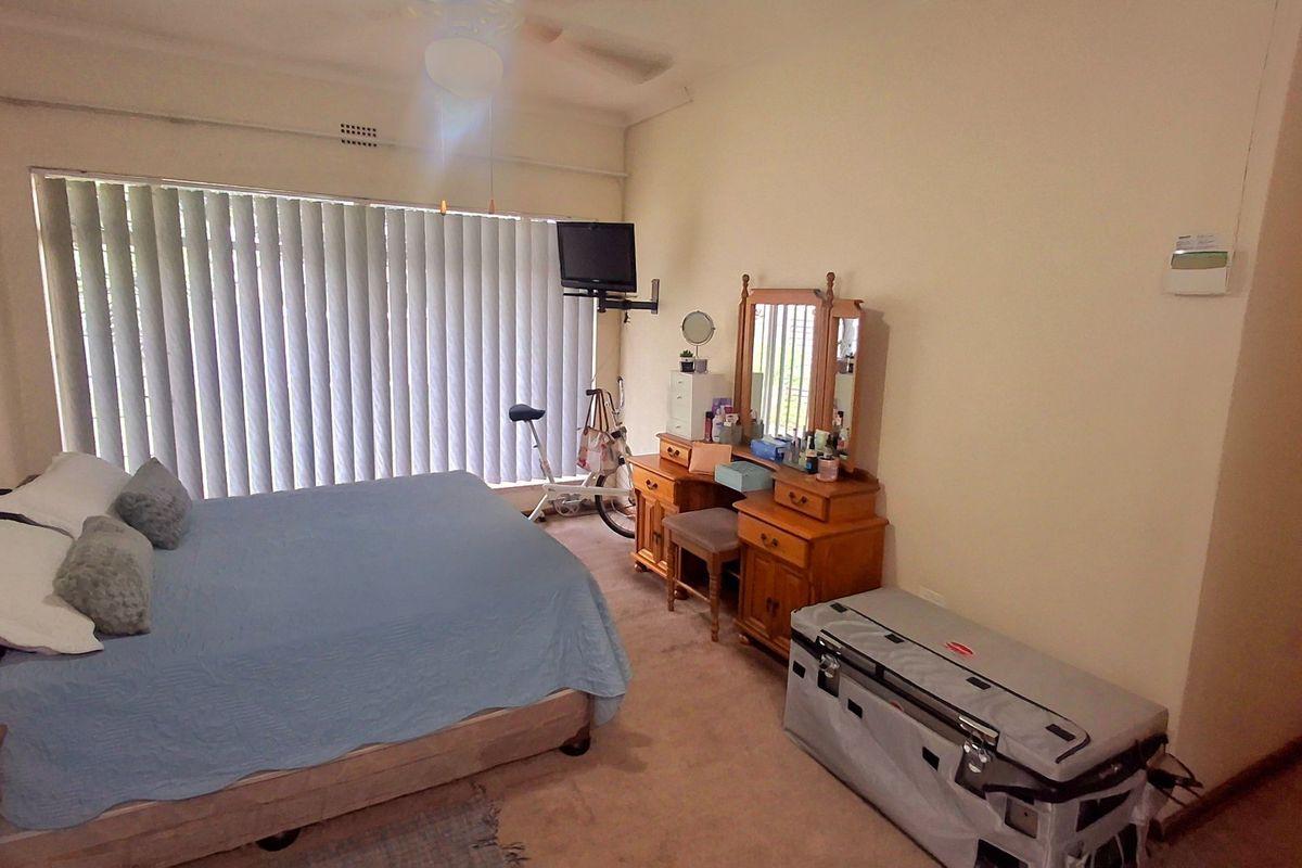 Lovely Family Home with Entertainment Area & 2-Bedroom Flatlet in Vaal Park - Photo 5