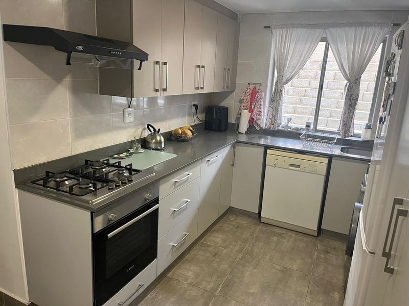 MODERN GROUND FLOOR APARTMENT IN SECURE COMPLEX - Photo 10