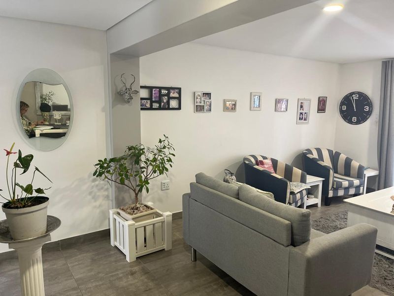 MODERN GROUND FLOOR APARTMENT IN SECURE COMPLEX - Photo 8