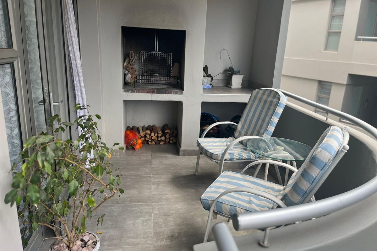 MODERN GROUND FLOOR APARTMENT IN SECURE COMPLEX - Photo 3