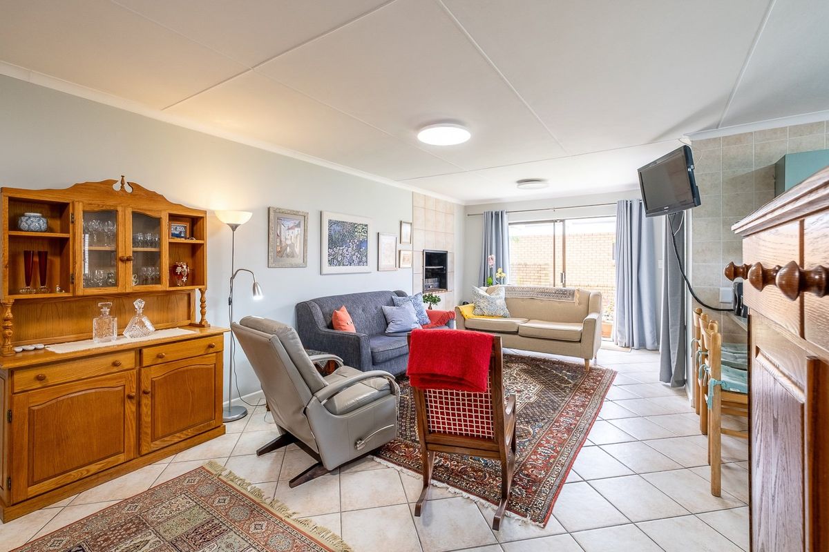 Neat Face-Brick Home In Fairview Gardens - Photo 4