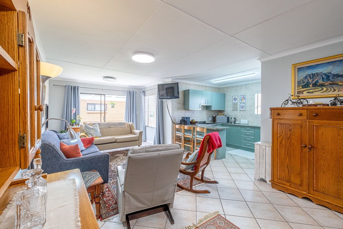 Neat Face-Brick Home In Fairview Gardens - Photo 5