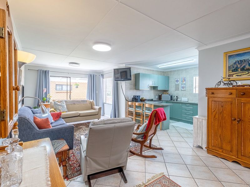 Neat Face-Brick Home In Fairview Gardens - Photo 5