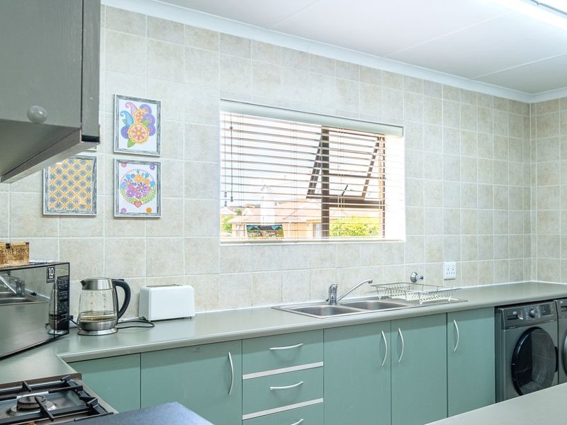 Neat Face-Brick Home In Fairview Gardens - Photo 10