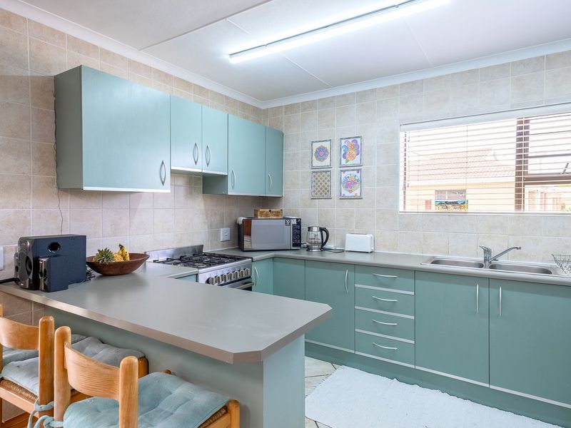 Neat Face-Brick Home In Fairview Gardens - Photo 9