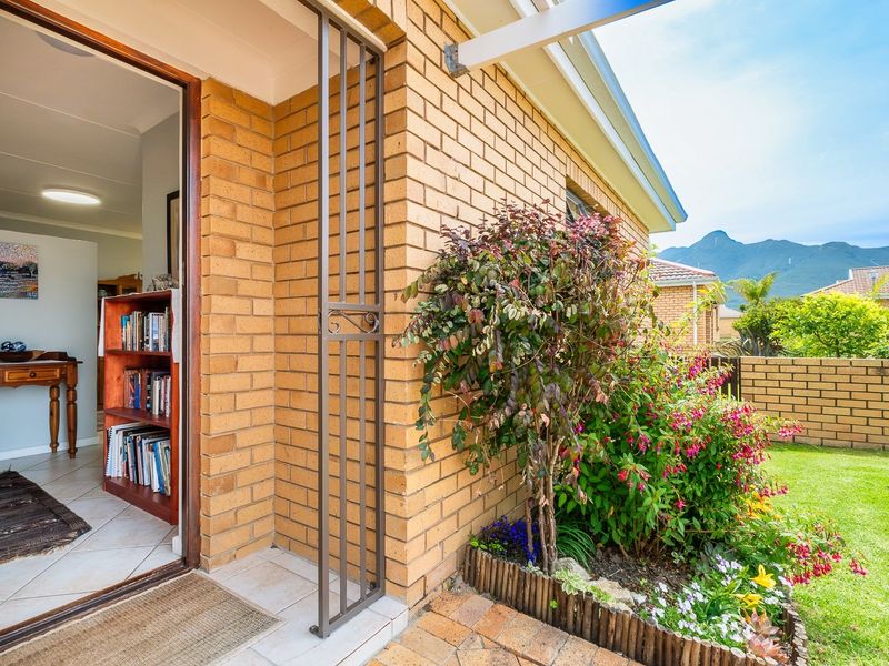 Neat Face-Brick Home In Fairview Gardens - Photo 4