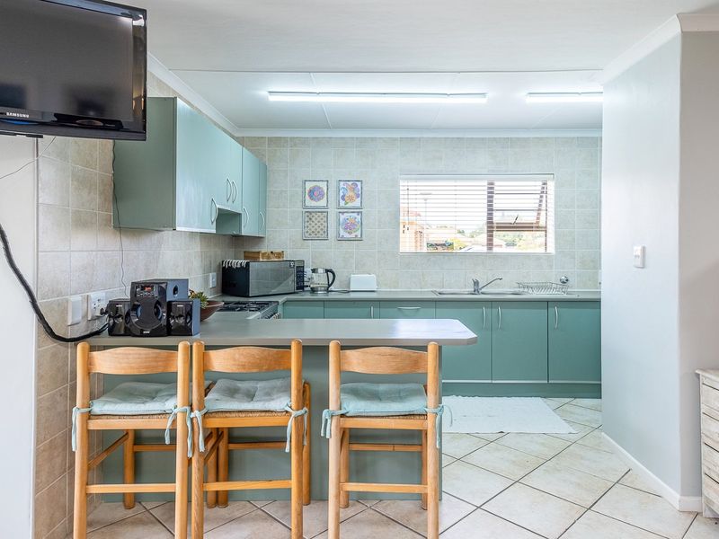 Neat Face-Brick Home In Fairview Gardens - Photo 8