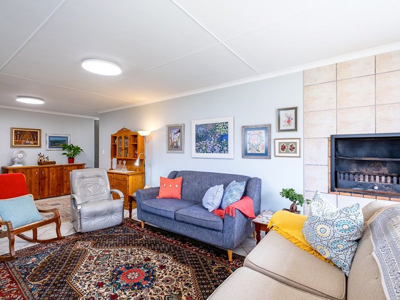 Neat Face-Brick Home In Fairview Gardens - Photo 7