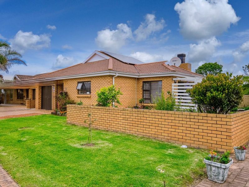 Neat Face-Brick Home In Fairview Gardens - Photo 2