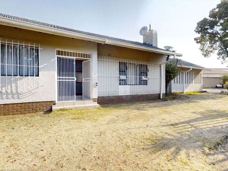 Modern Home with Stylish Comfort and Convenience - Photo 3