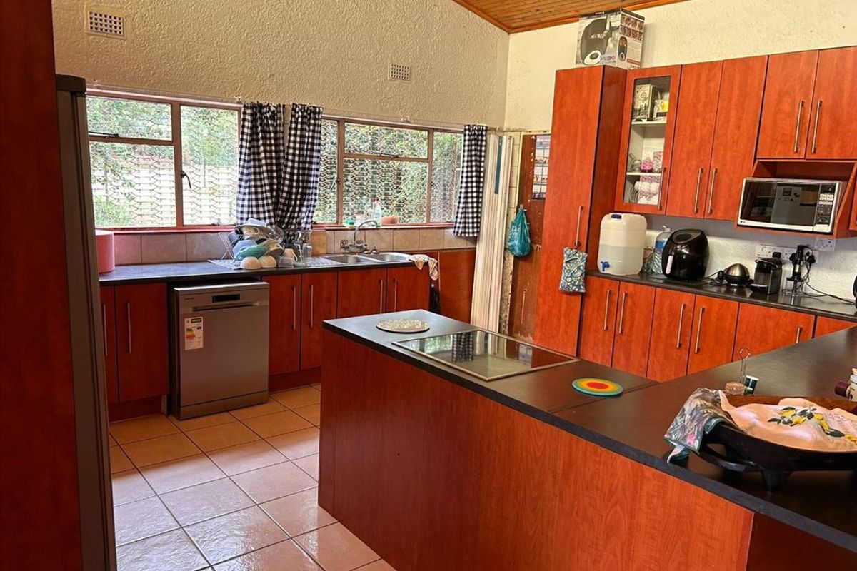 Elegant Family Home with Generous Living Spaces - Photo 2