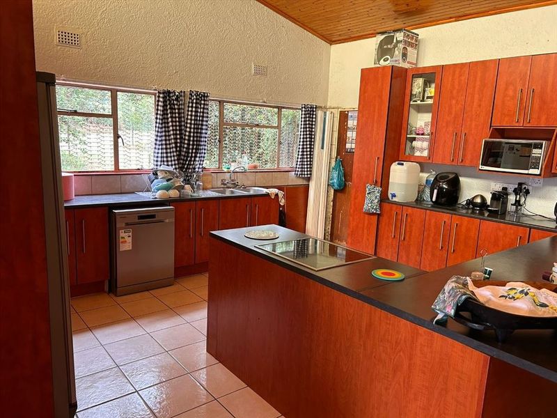 Elegant Family Home with Generous Living Spaces - Photo 2