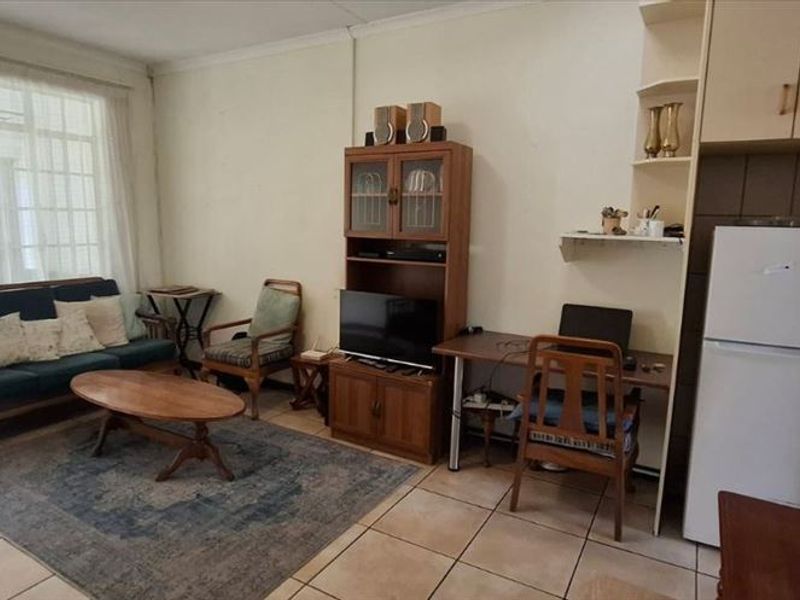 Charming and Comfortable Two-Bedroom Home - Photo 2