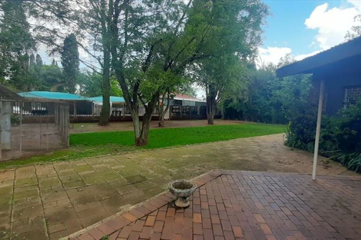 Spacious Multi-Room Property with Exceptional Potential - Photo 3