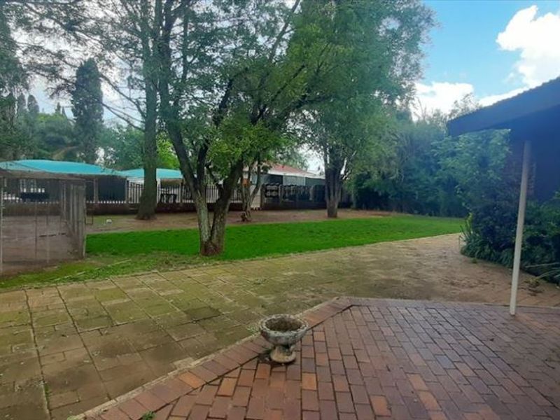 Spacious Multi-Room Property with Exceptional Potential - Photo 3