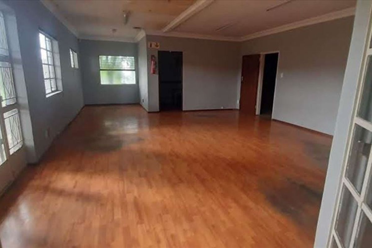 Spacious Multi-Room Property with Exceptional Potential - Photo 2