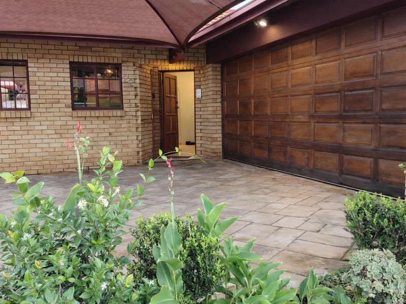 Beautiful 3 Bedroom Family Home in Wierdaglen Estate, Centurion - Photo 2