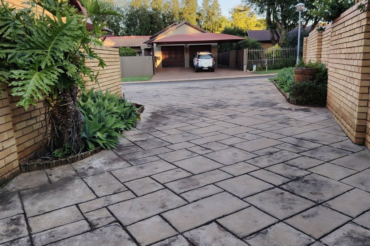 Beautiful 3 Bedroom Family Home in Wierdaglen Estate, Centurion - Photo 3