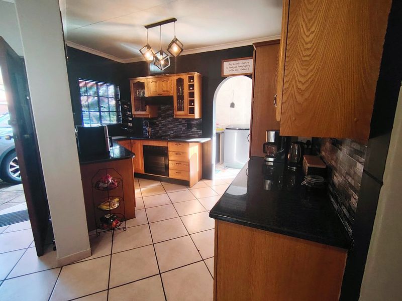 Beautiful 3 Bedroom Family Home in Wierdaglen Estate, Centurion - Photo 10
