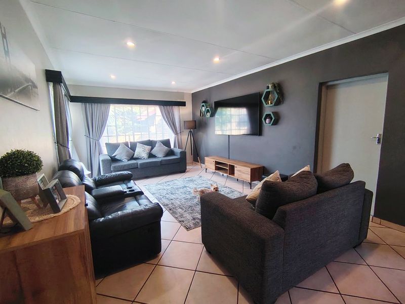 Beautiful 3 Bedroom Family Home in Wierdaglen Estate, Centurion - Photo 9