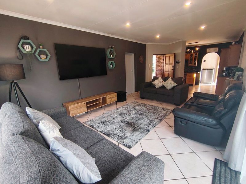 Beautiful 3 Bedroom Family Home in Wierdaglen Estate, Centurion - Photo 8