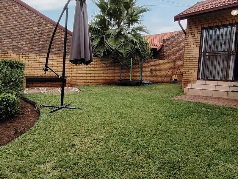 Beautiful 3 Bedroom Family Home in Wierdaglen Estate, Centurion - Photo 6
