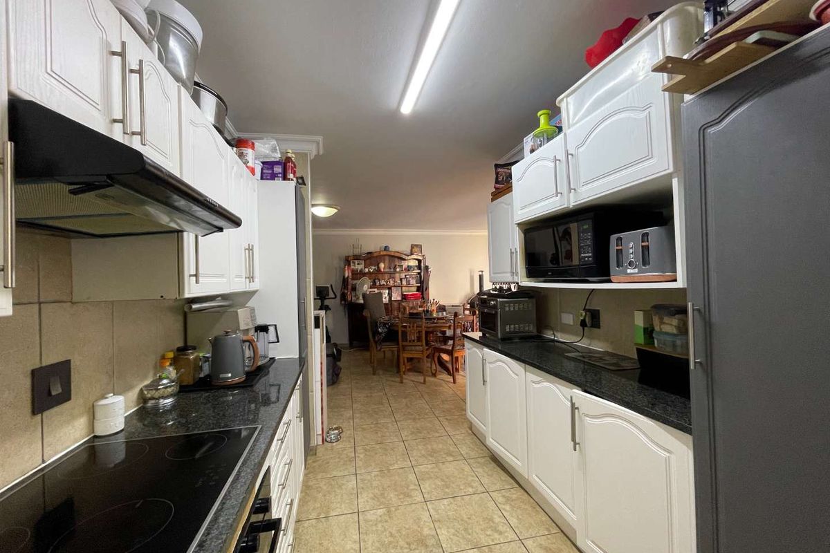 Townhouse in a Beautiful and Well Maintained Complex !!! - Photo 4