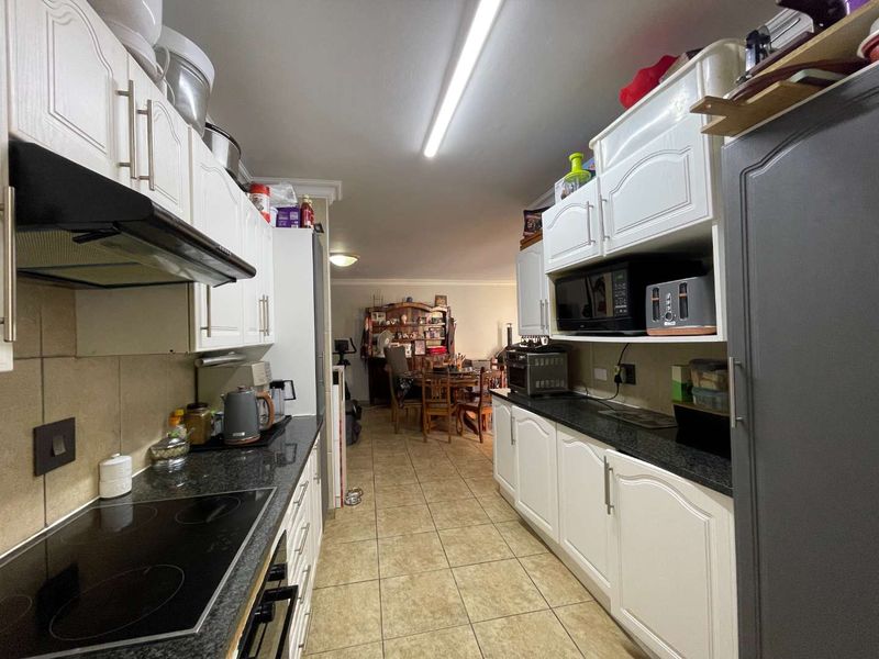 Townhouse in a Beautiful and Well Maintained Complex !!! - Photo 4