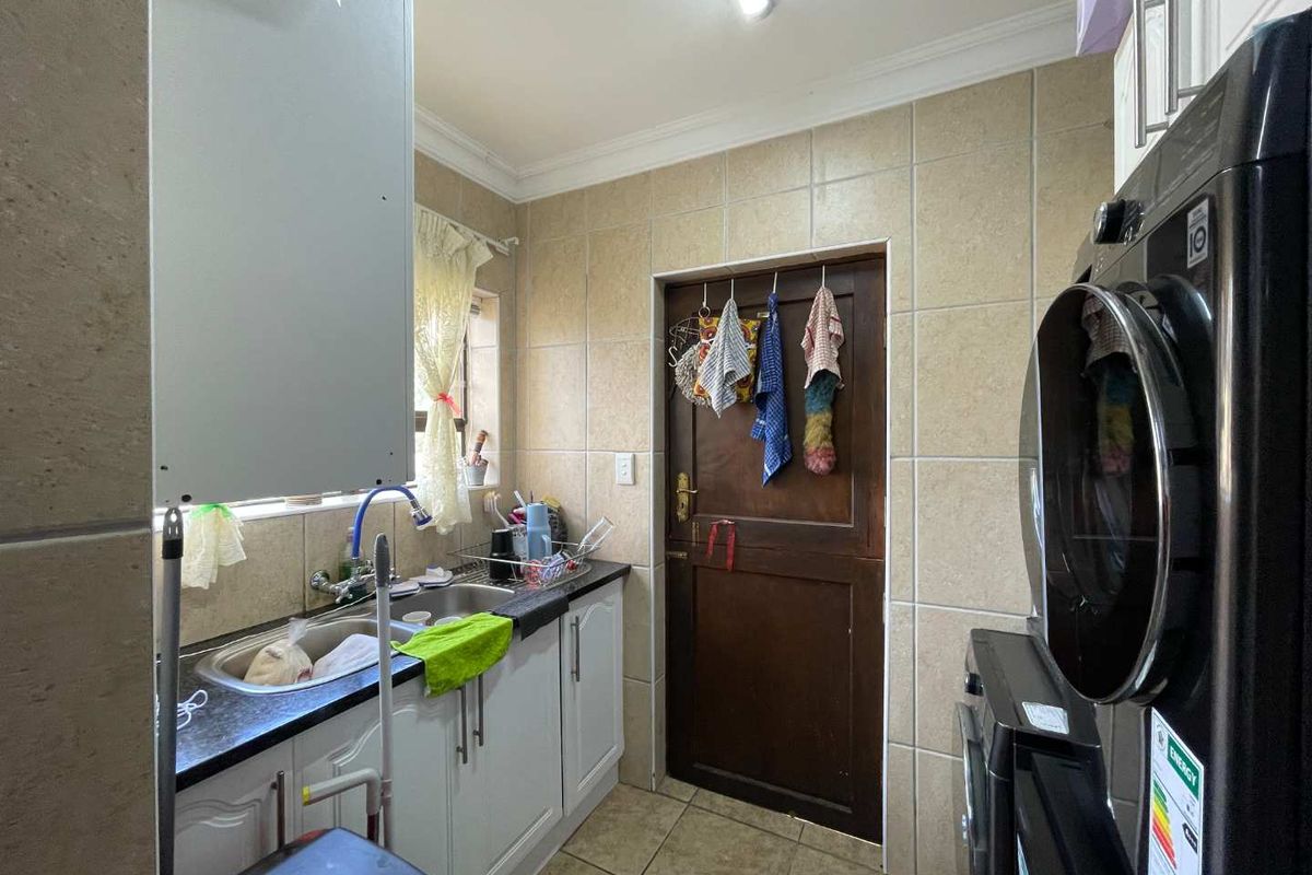 Townhouse in a Beautiful and Well Maintained Complex !!! - Photo 5