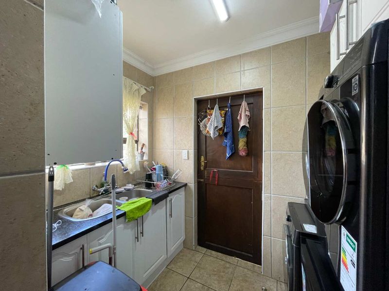 Townhouse in a Beautiful and Well Maintained Complex !!! - Photo 5