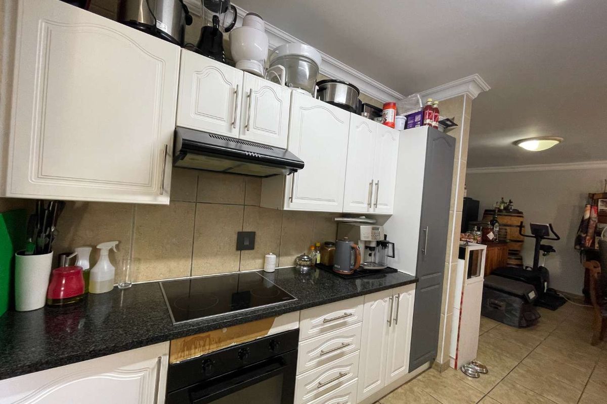 Townhouse in a Beautiful and Well Maintained Complex !!! - Photo 3