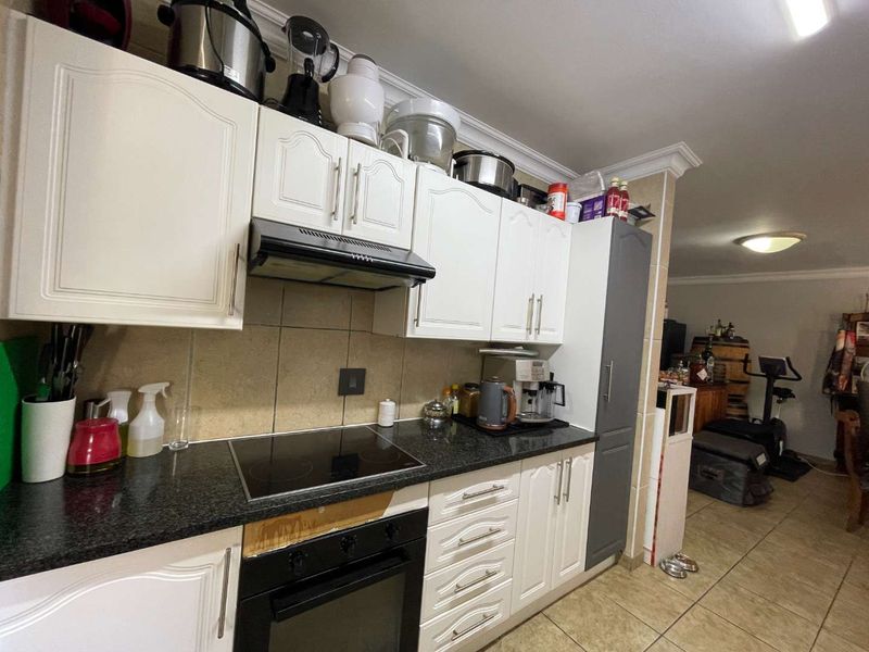 Townhouse in a Beautiful and Well Maintained Complex !!! - Photo 3