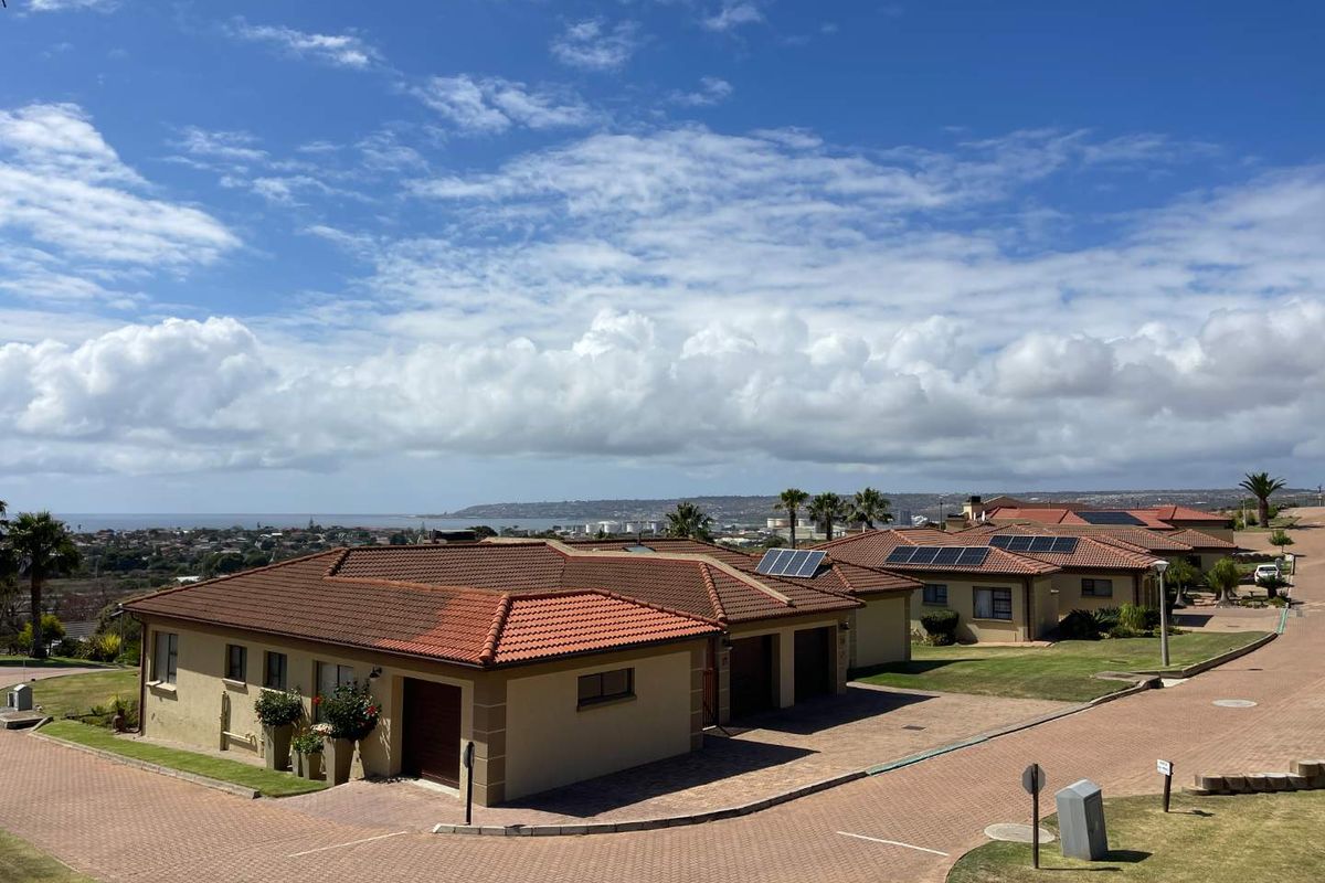 Townhouse in a Beautiful and Well Maintained Complex !!! - Photo 2