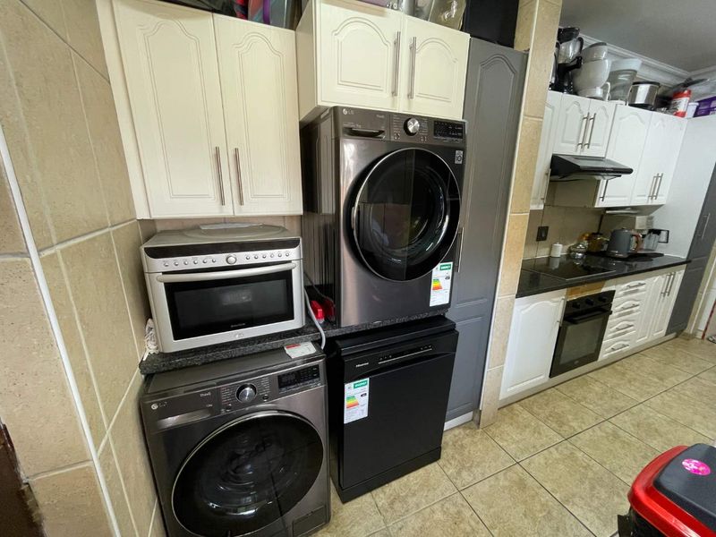 Townhouse in a Beautiful and Well Maintained Complex !!! - Photo 6