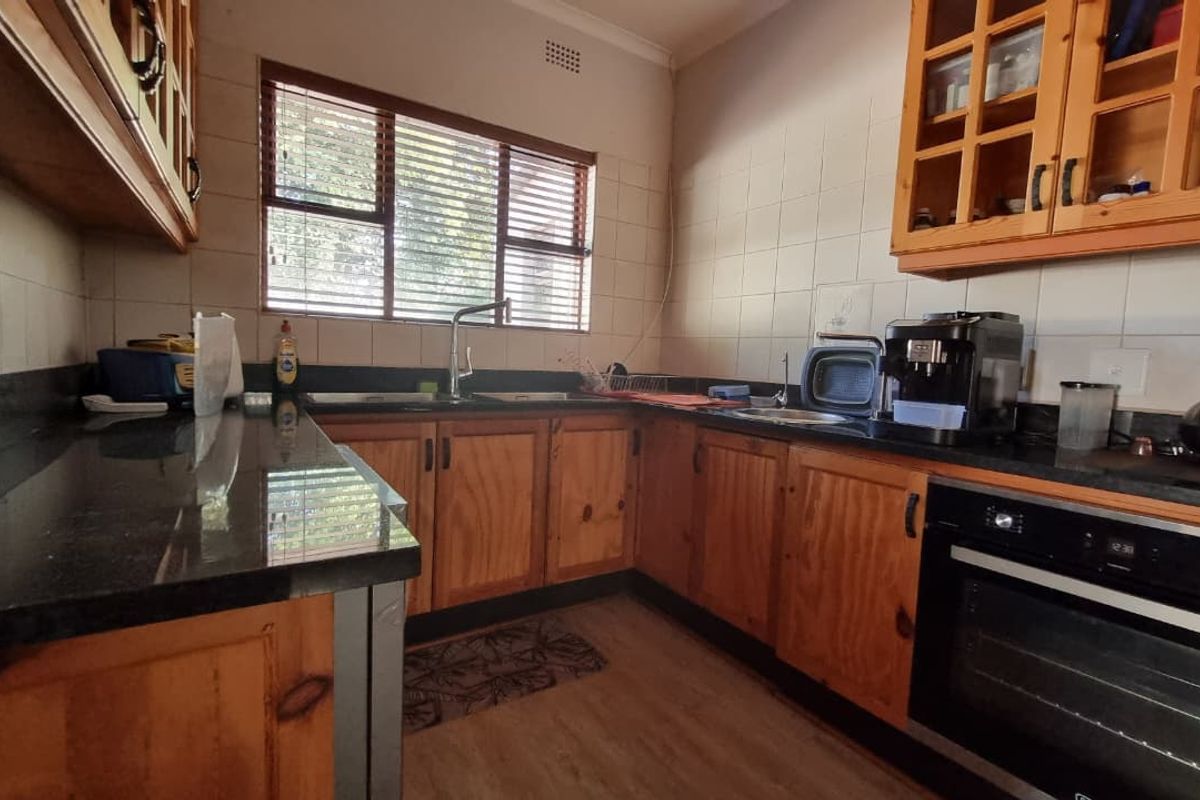 4-Bedroom elegant family residence with impressive amenities in Three Rivers East. - Photo 5