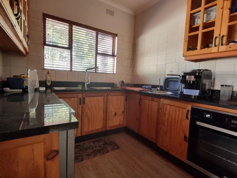 4-Bedroom elegant family residence with impressive amenities in Three Rivers East. - Photo 5