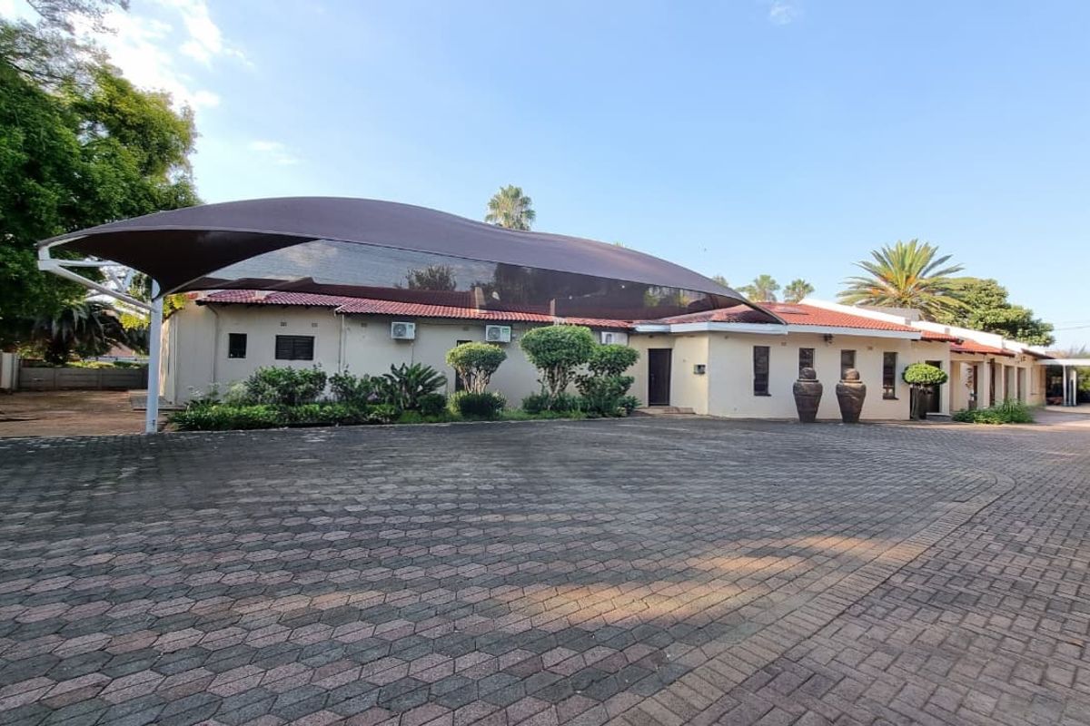 4-Bedroom elegant family residence with impressive amenities in Three Rivers East. - Photo 4