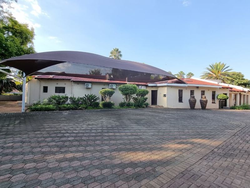 4-Bedroom elegant family residence with impressive amenities in Three Rivers East. - Photo 4