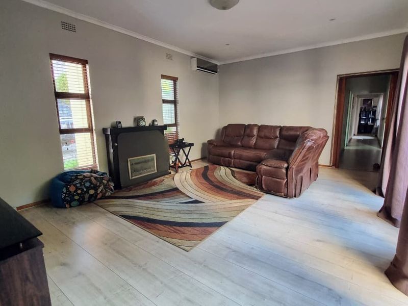 4-Bedroom elegant family residence with impressive amenities in Three Rivers East. - Photo 10