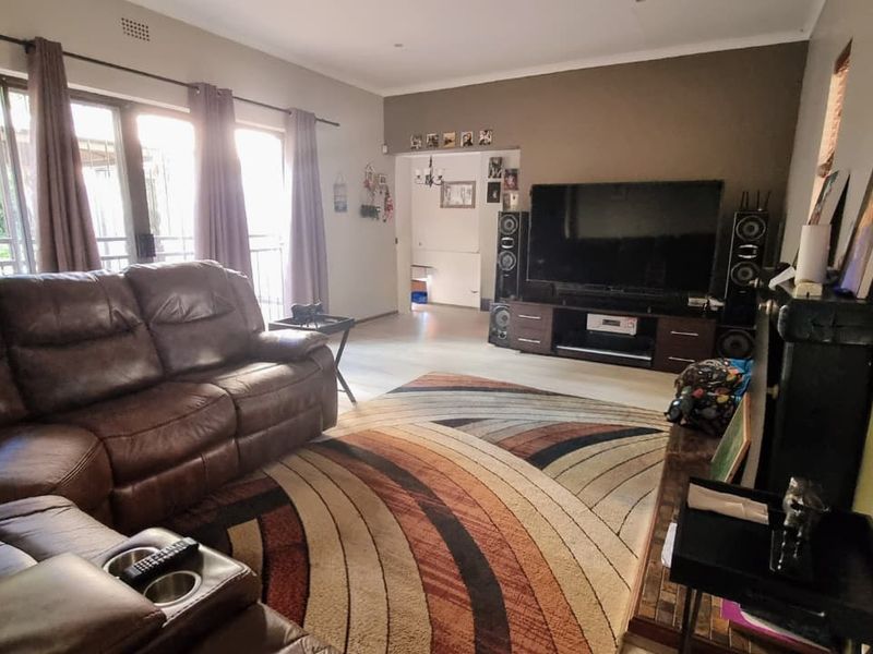 4-Bedroom elegant family residence with impressive amenities in Three Rivers East. - Photo 9