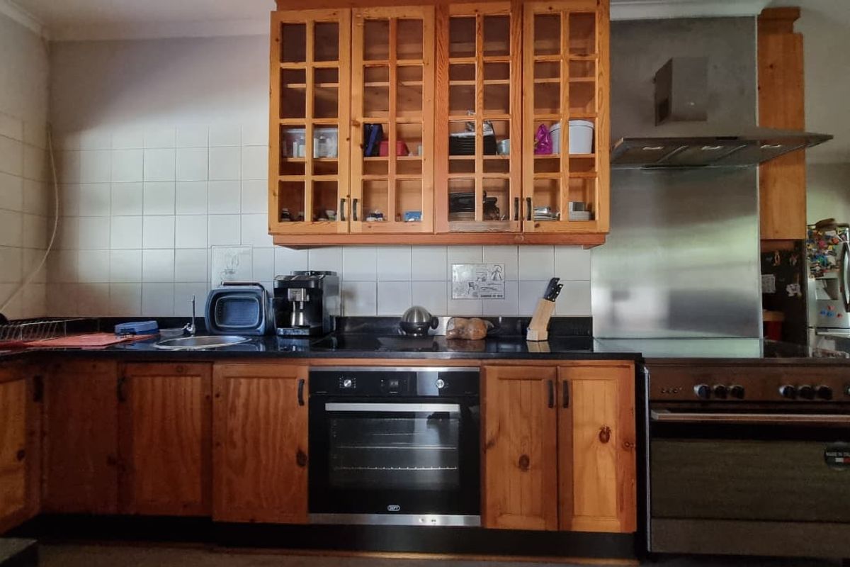 4-Bedroom elegant family residence with impressive amenities in Three Rivers East. - Photo 3