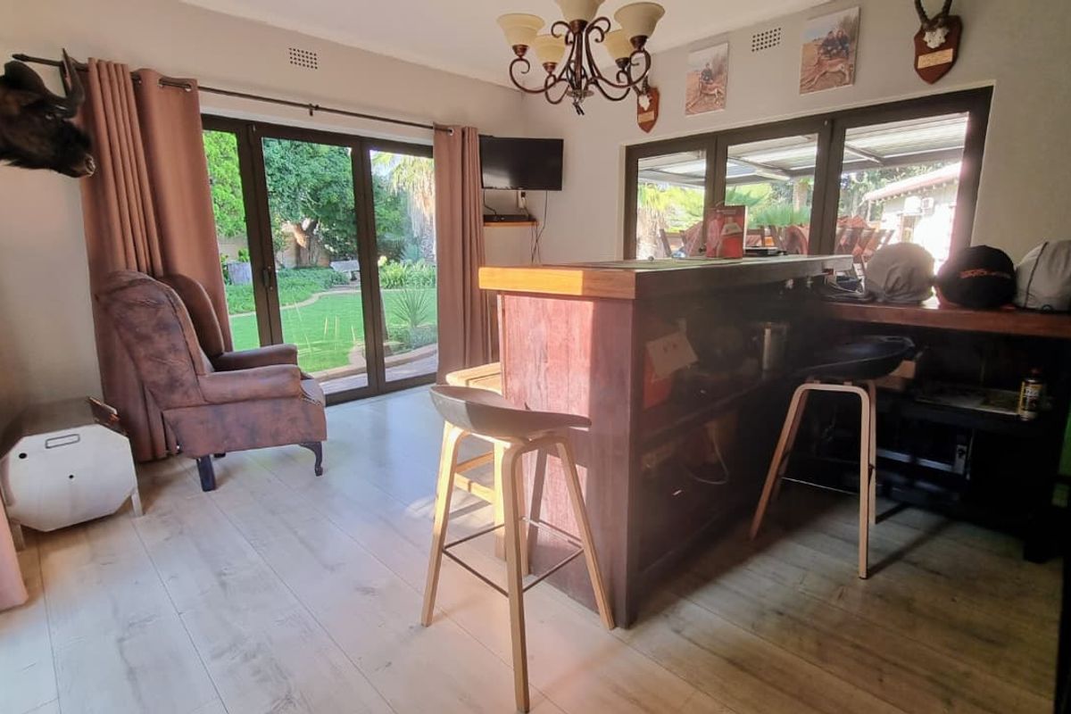 4-Bedroom elegant family residence with impressive amenities in Three Rivers East. - Photo 2