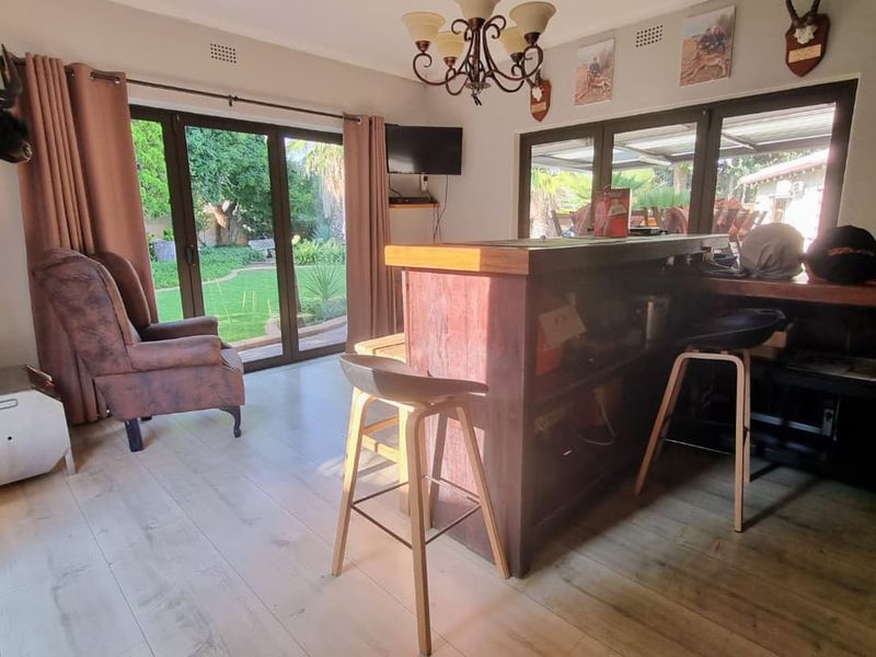 4-Bedroom elegant family residence with impressive amenities in Three Rivers East. - Photo 2