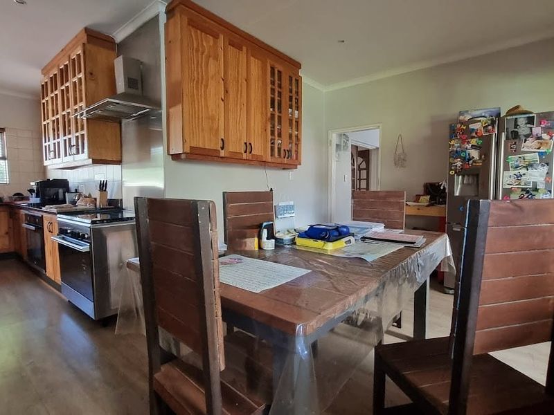 4-Bedroom elegant family residence with impressive amenities in Three Rivers East. - Photo 7